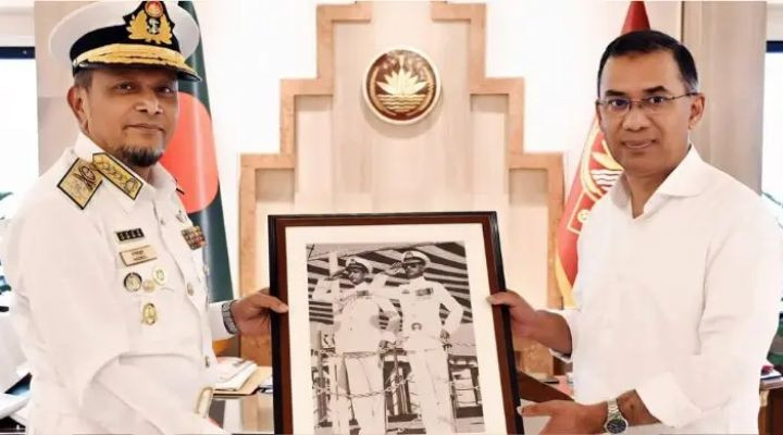 প্রধানমন্ত্রীর সঙ্গে নৌবাহিনী প্রধানের সৌজন্য সাক্ষাৎ